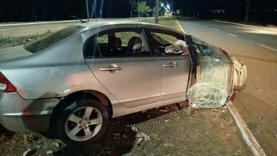 Imagem de compartilhamento para o artigo Honda Civic capota em avenida de Água Clara e motorista foge da MS Todo dia